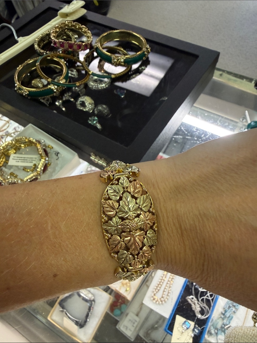 😍Gorgeous Vintage Landstroms black hills gold stretch bracelet
